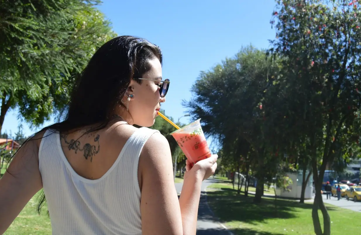Bebida Cosechas en un parque soleado