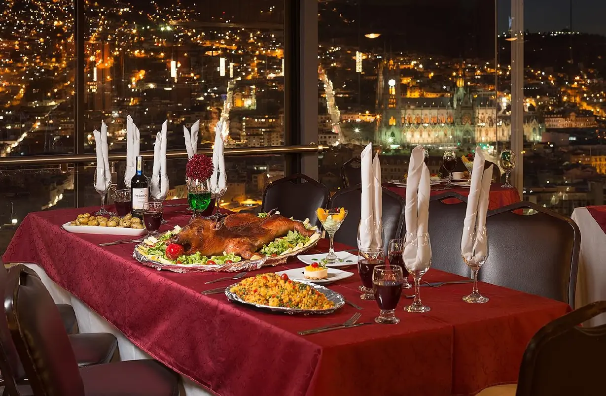 Mesa de restaurante con vista nocturna de la ciudad