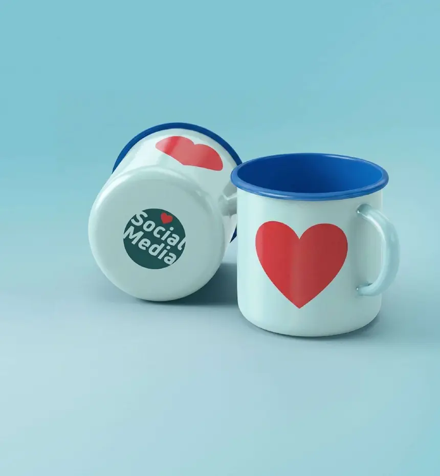 Social media marketing: tazas con corazón sobre fondo azul